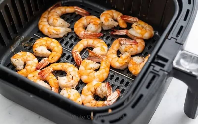 Tôm sấy khô có thể chế biến nhiều món như muối tôm, món canh, sa tế tôm,… (Ảnh sưu tầm)